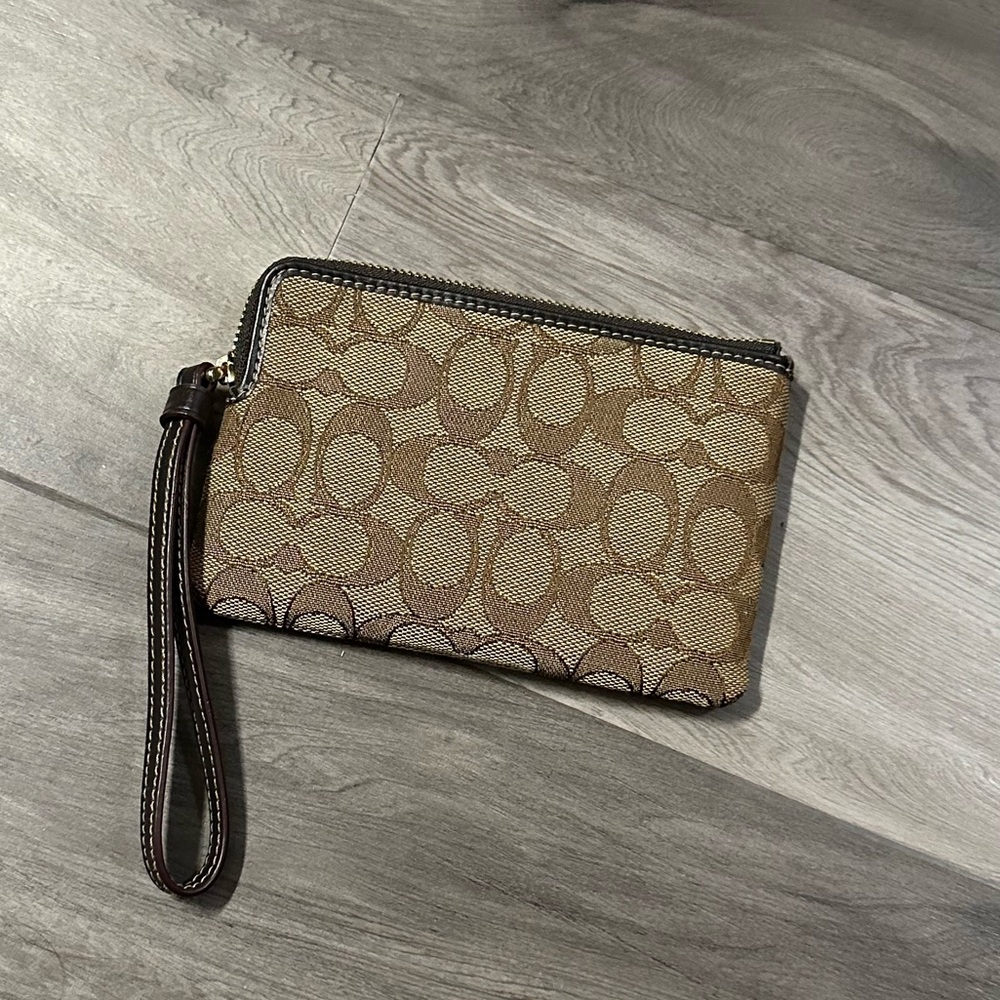 ✨ Coach Signature Wristlet - Picture 7 of 7